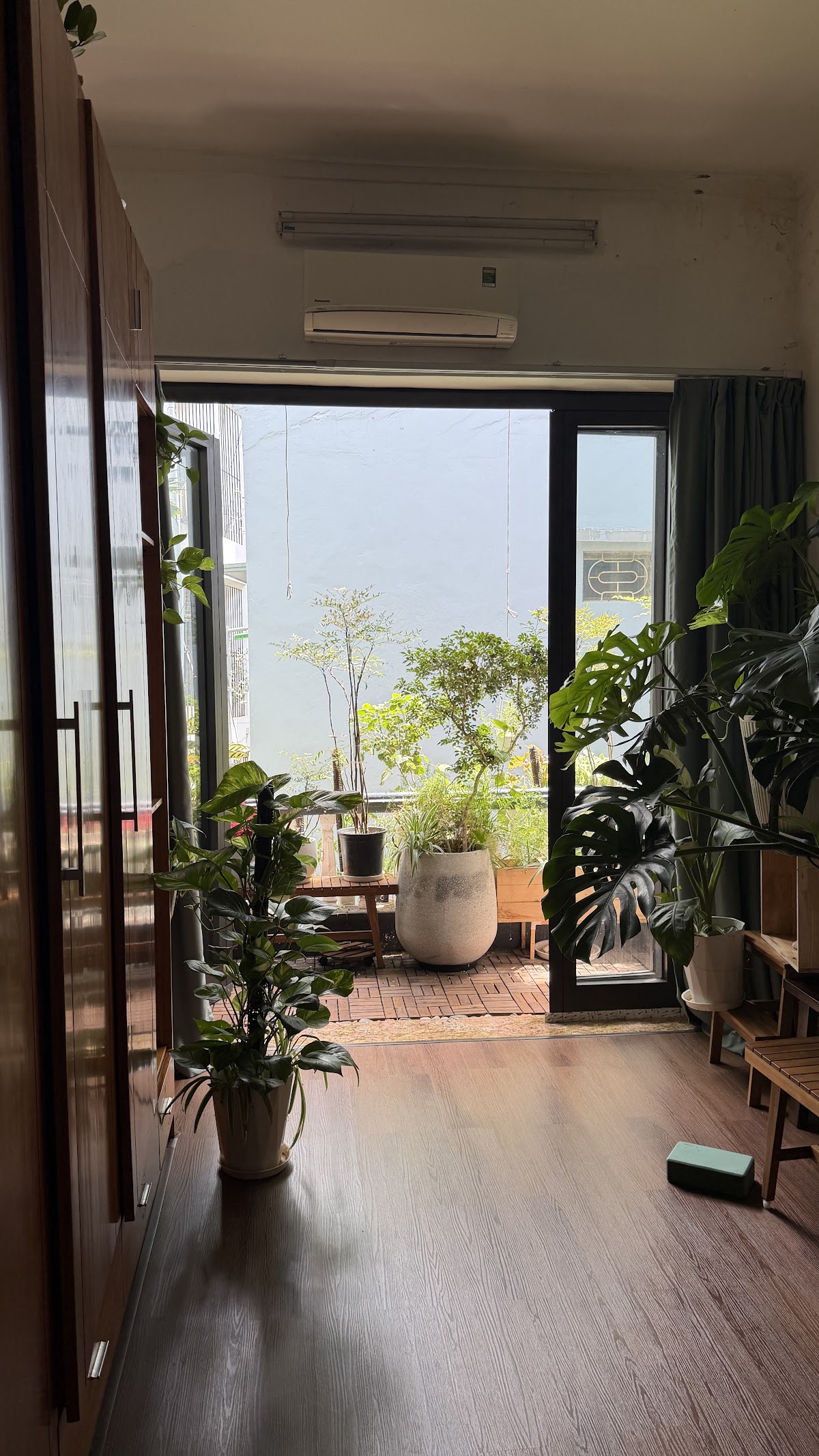 Bàn Làm Việc Nhà Riêng • Mặt Bàn Gỗ Tự Nhiên Dưới Ánh Đèn Bàn Ấm