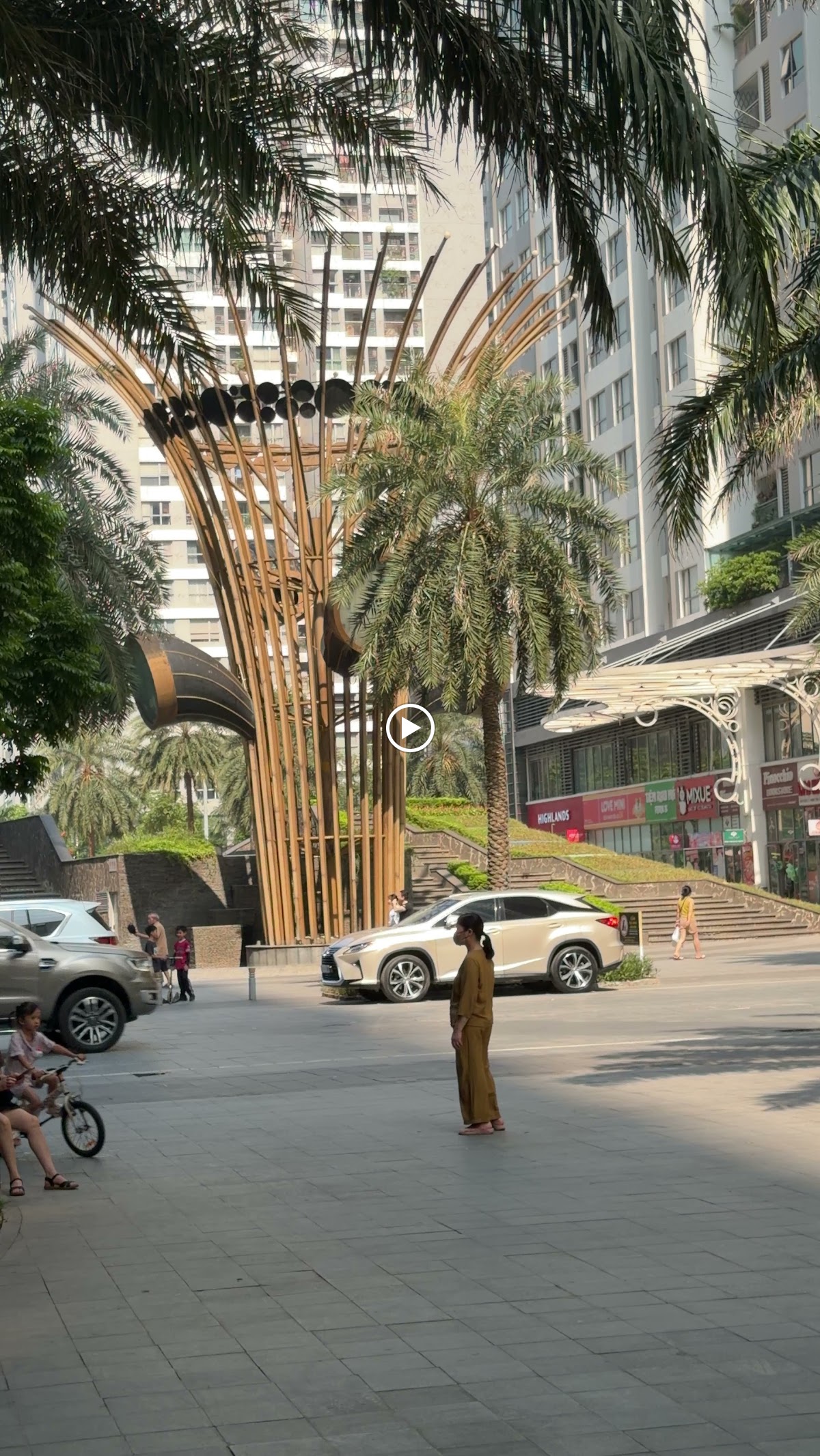 Bàn Làm Việc Nhà Riêng • Cửa Sổ Kính Mở Rộng Đón Không Khí Tươi
