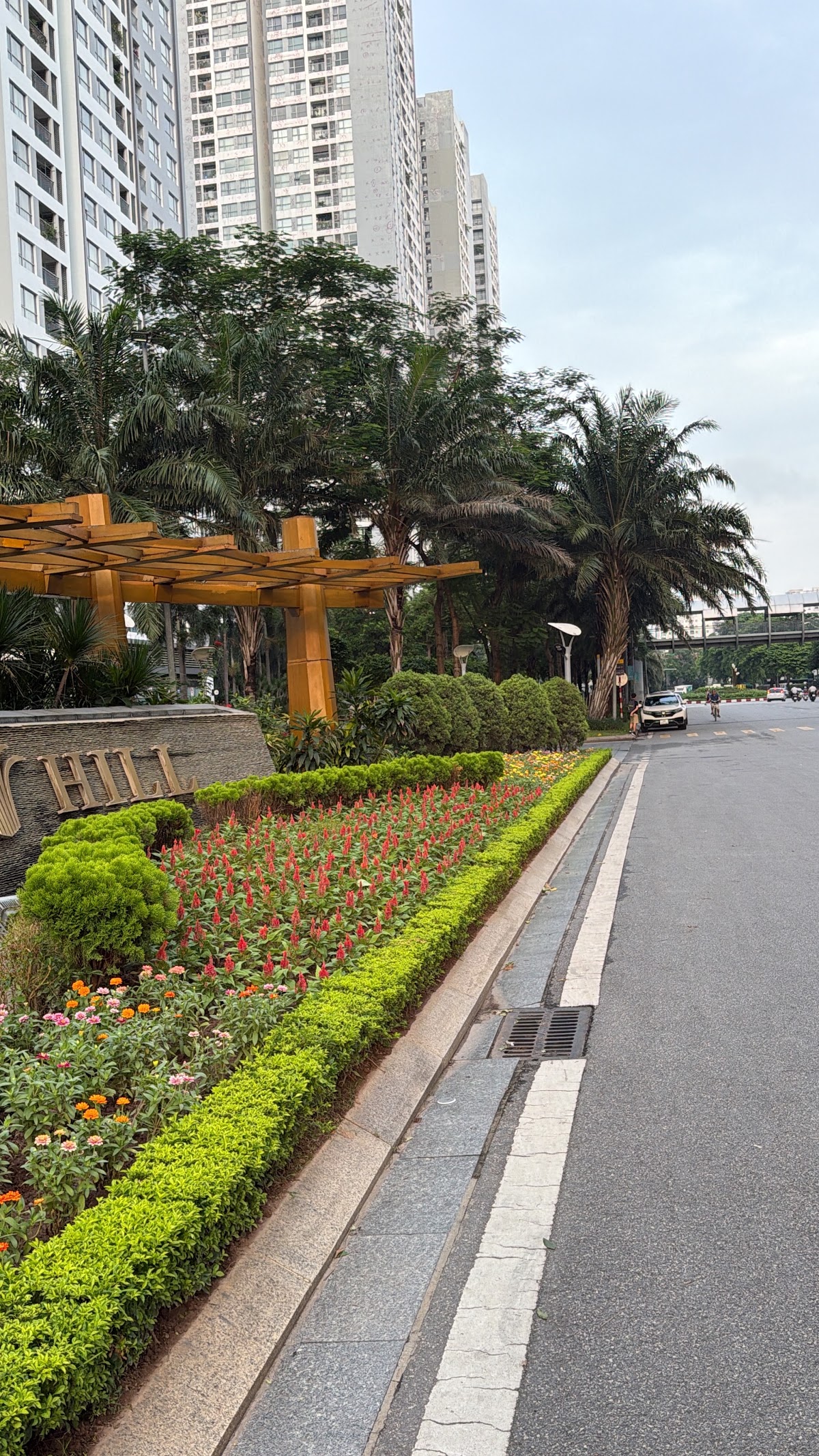 Ngoại cảnh Times City • Lối Đi Lát Đá Uốn Lượn Giữa Hoa Viên