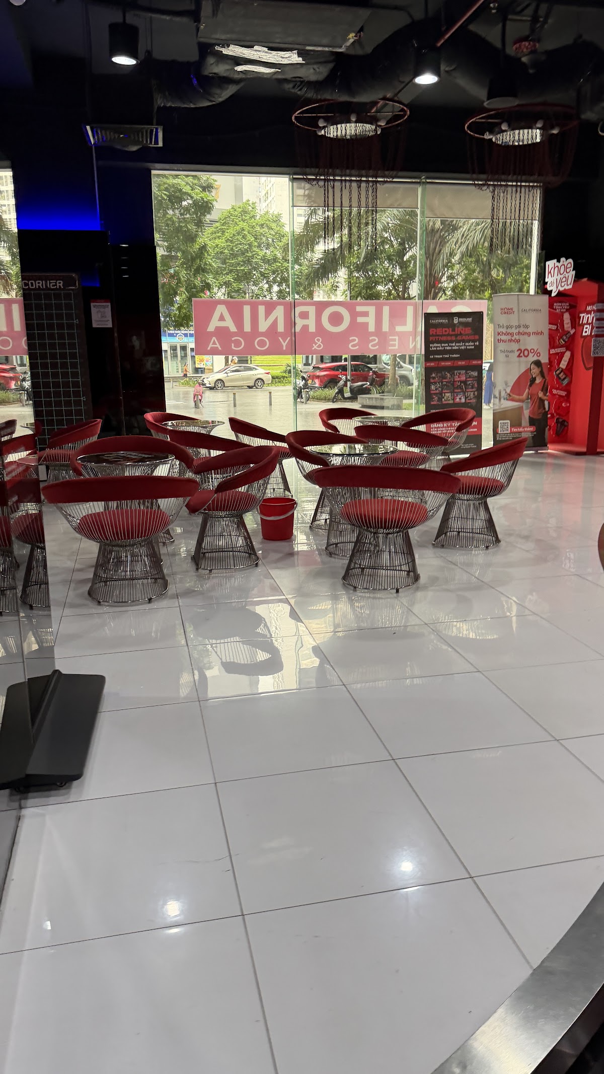 Phòng Gym California • Thang Cuốn Tay Vịn Đỏ Lối Vào Trung Tâm