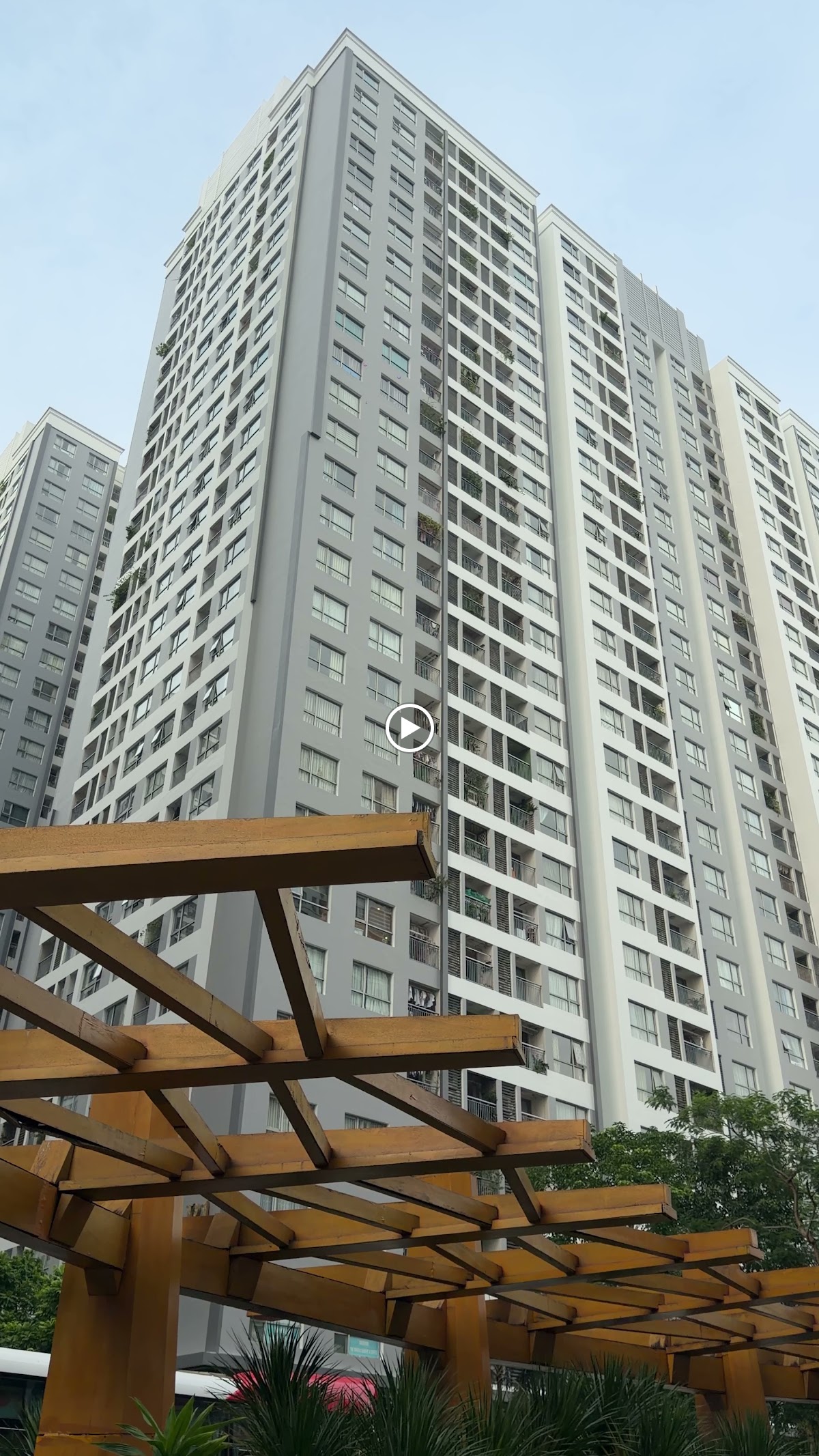 Bàn Làm Việc Nhà Riêng • Ô Cửa Sổ Kính Lớn Mở Ra Tán Cây Xanh Mát