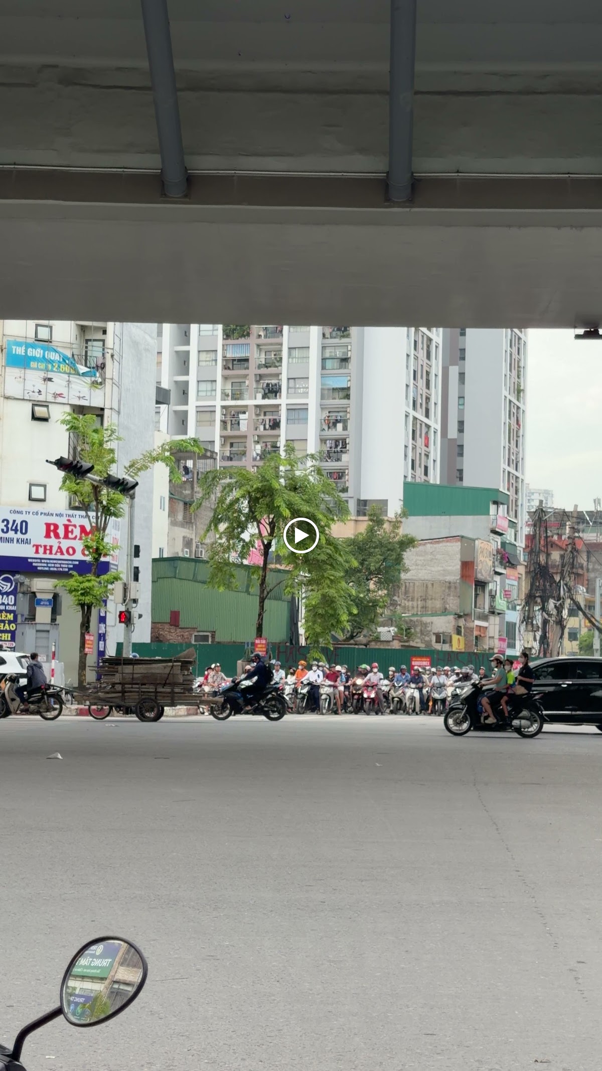 Phòng Quay Nhà Riêng • Cửa Kính Lùa 4 Cánh Đón Vệt Nắng Chiếu Sàn