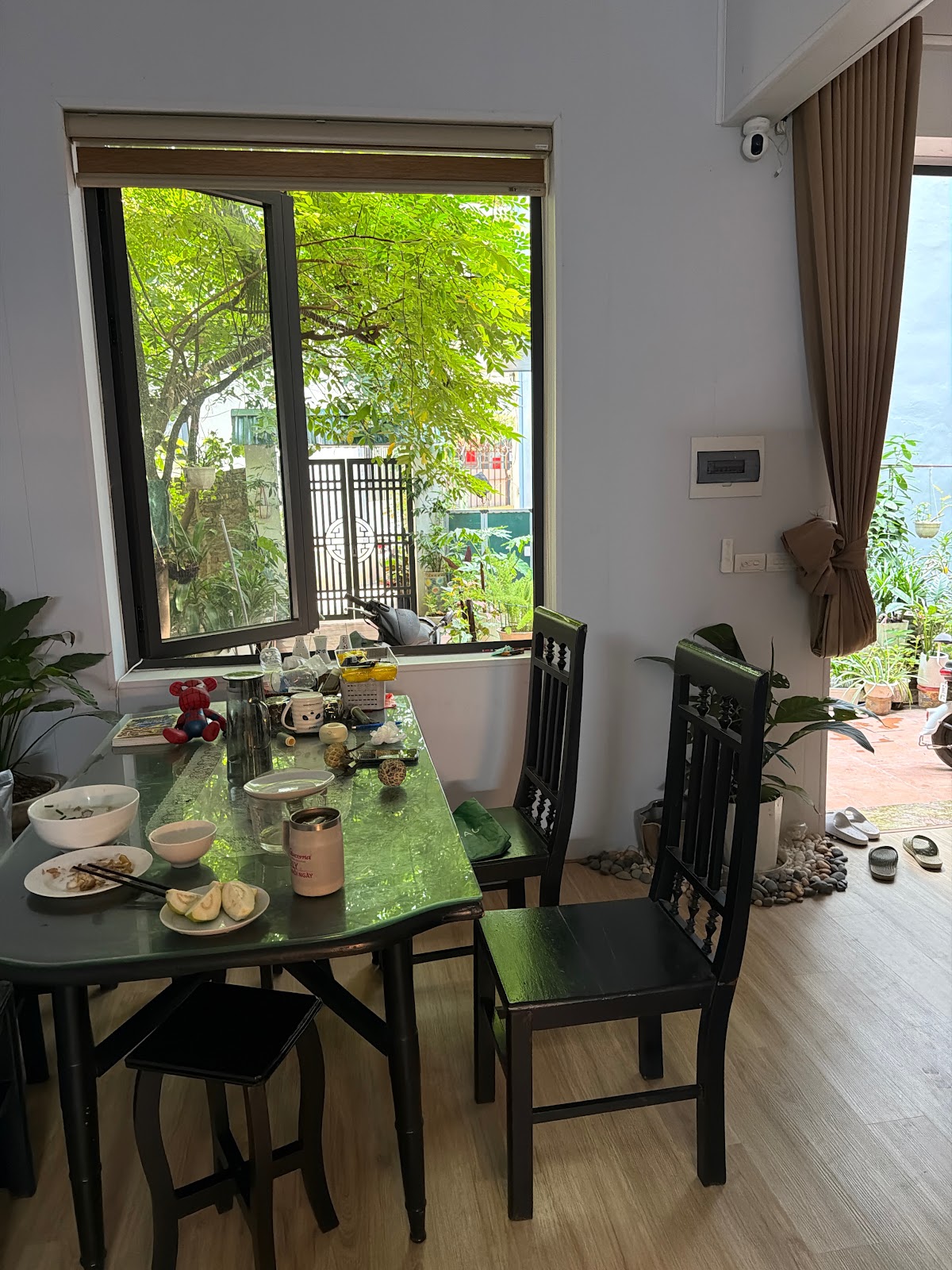 Bàn Làm Việc Nhà Riêng • Bề Mặt Gỗ Mộc Dưới Ánh Sáng Tán Xạ Mềm