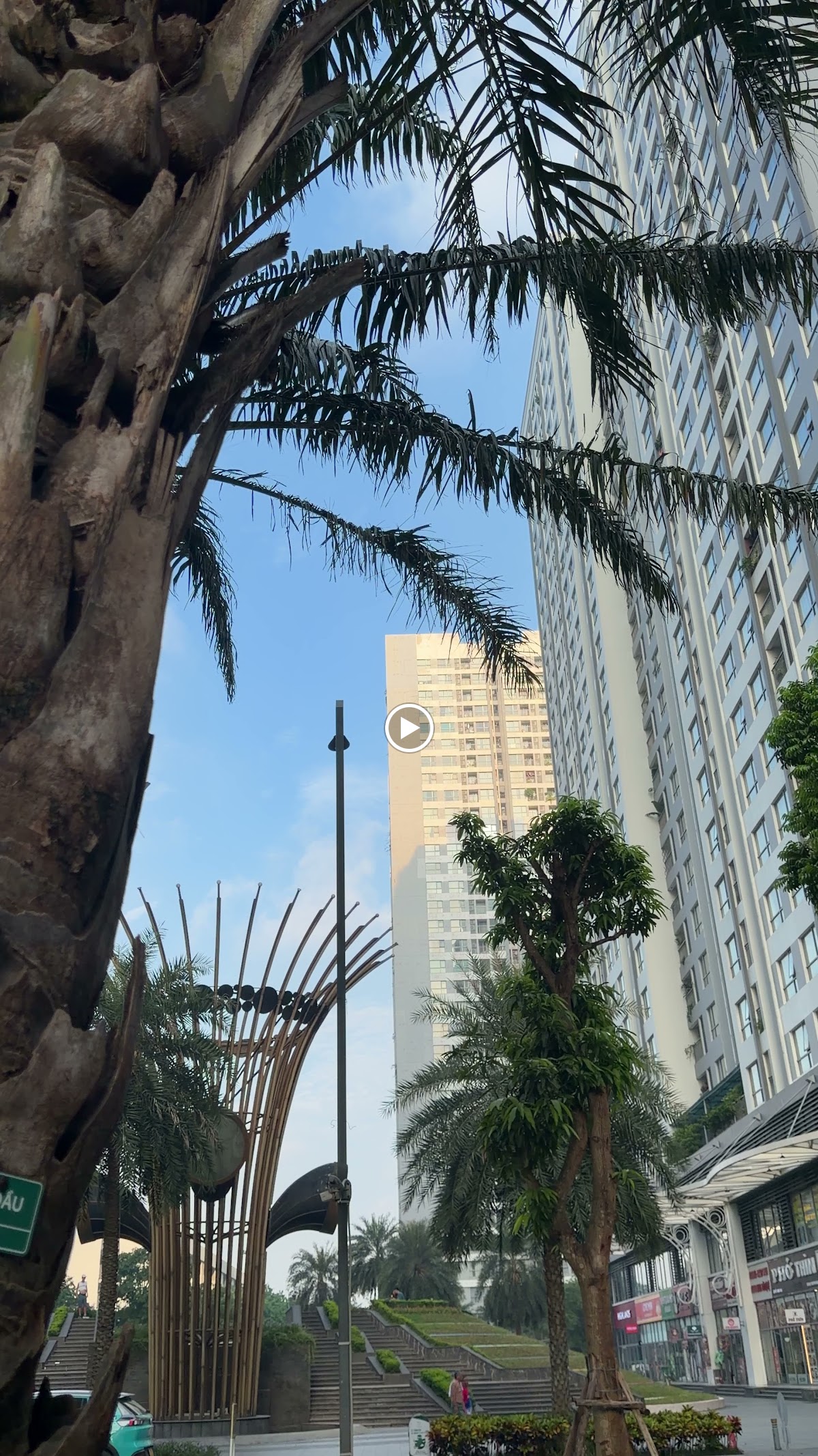 Khuôn Viên Times City • Đường Nội Bộ Rộng Rãi & Cư Dân Đi Dạo