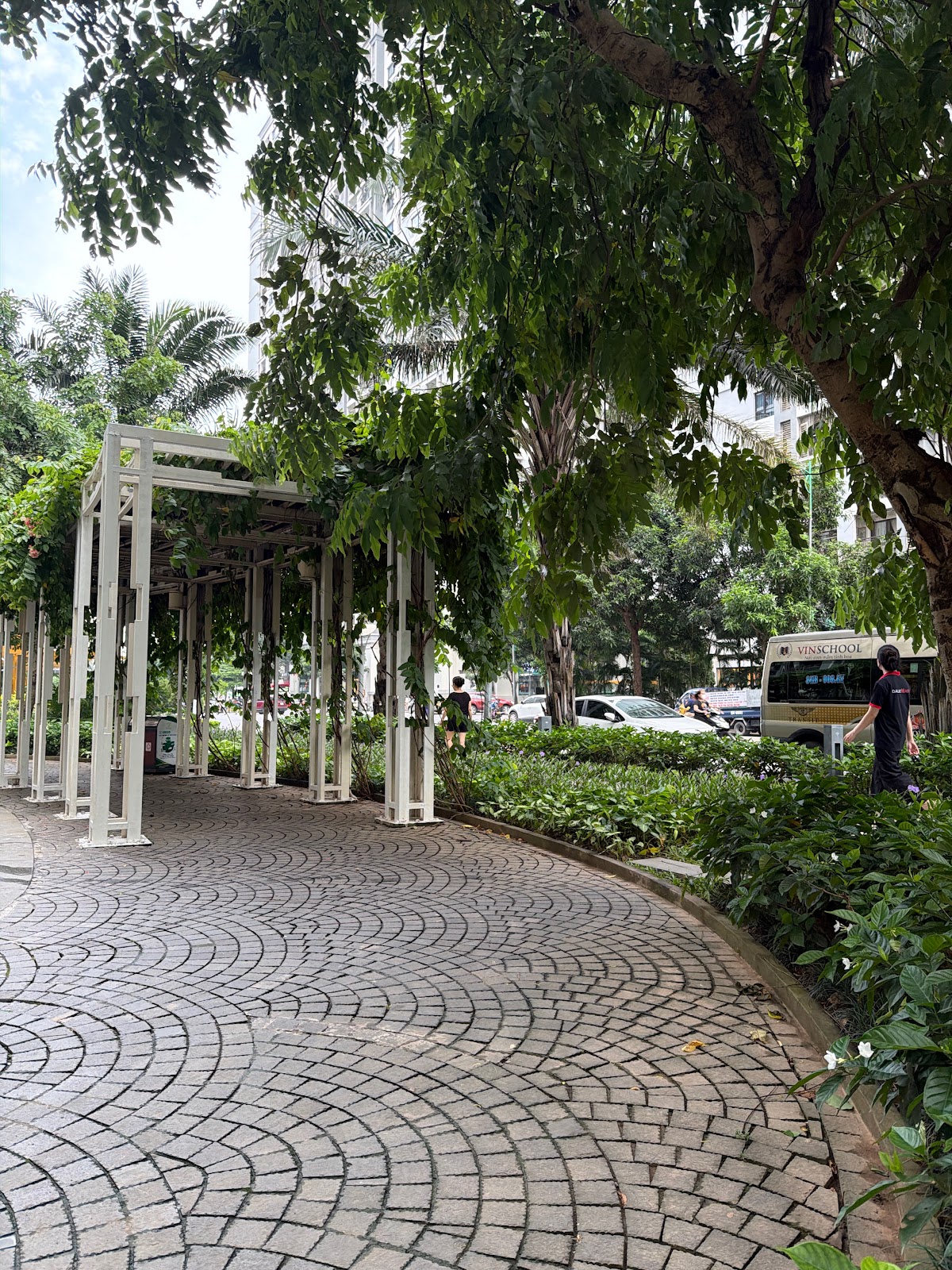 Ngoại cảnh Times City • Lối Đi Lát Đá Uốn Lượn Qua Bãi Cỏ Xanh