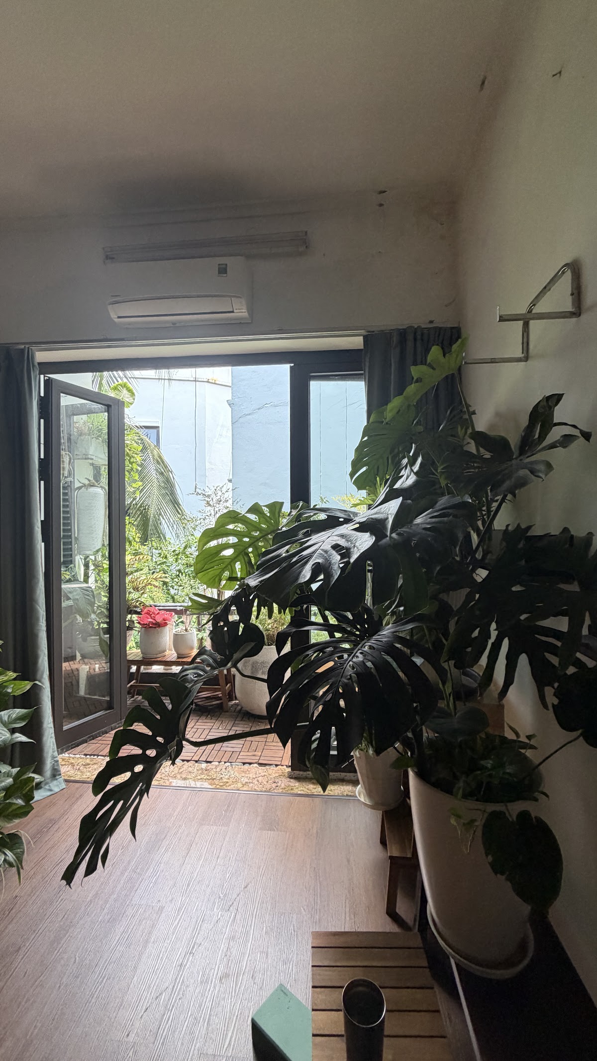 Bàn Làm Việc Nhà Riêng • Cốc Nước Thủy Tinh & Đồng Hồ Bấm Giờ
