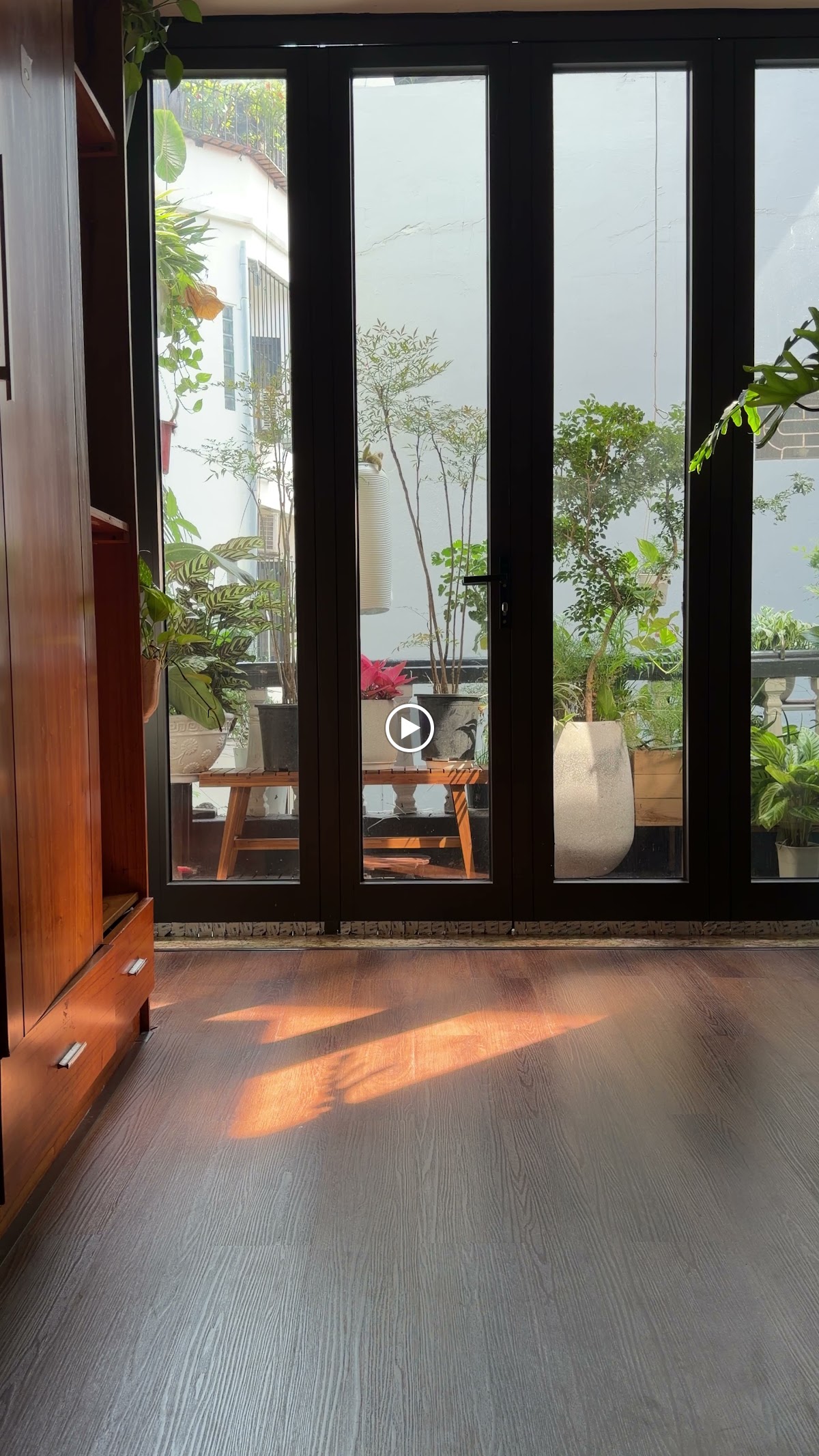 Phòng Gym California • Ghế Sofa Nghỉ Màu Đỏ Thương Hiệu Nổi Bật