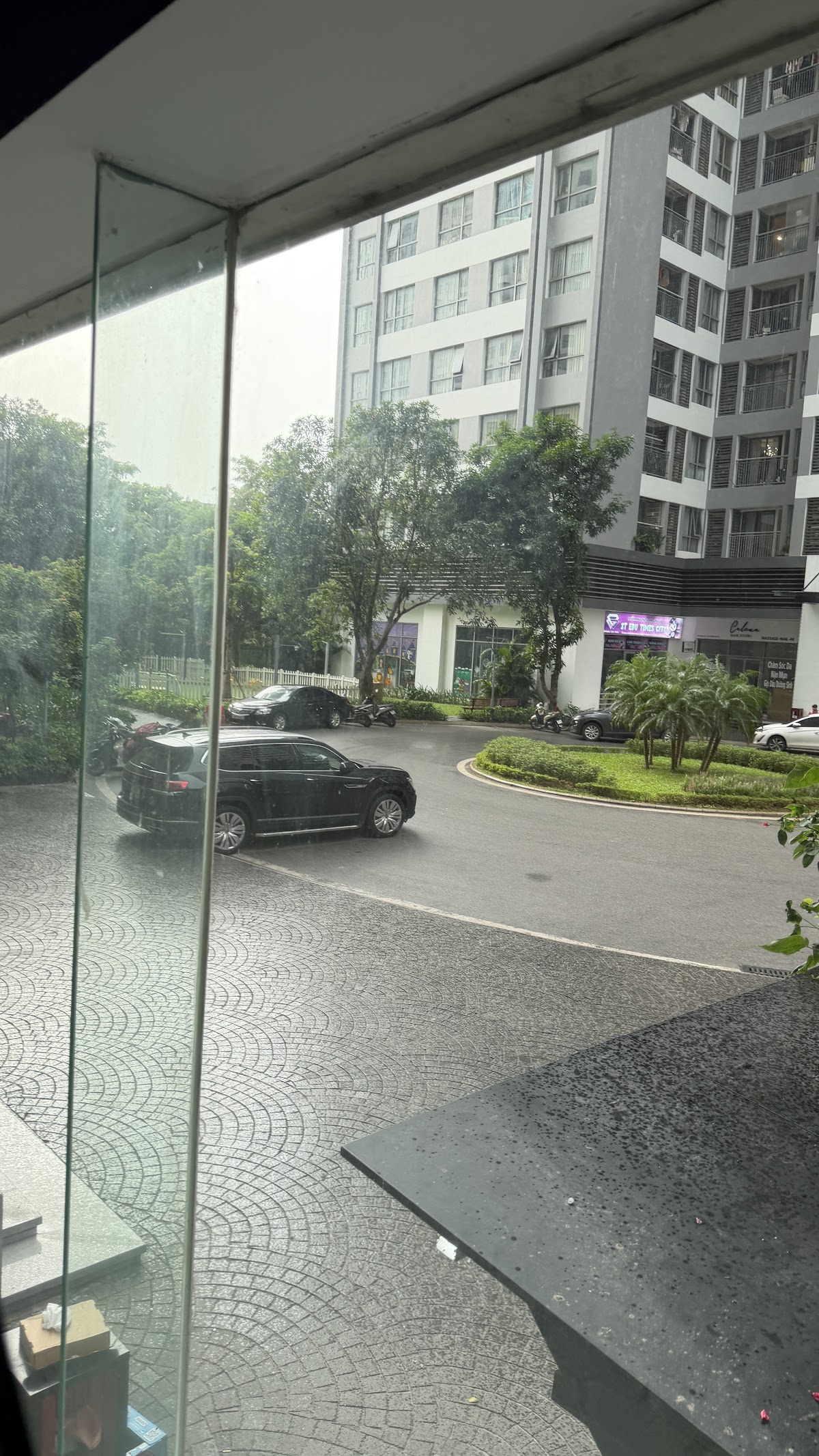Tuyến Phố Thương Mại • Lối Đi Bộ Lát Đá Trước Chuỗi Cửa Hàng